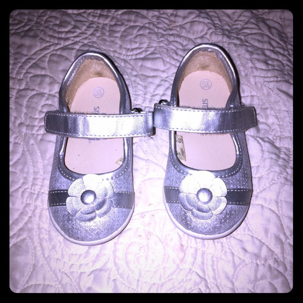 Toddler Silver Shoes with Flower, size 51/2