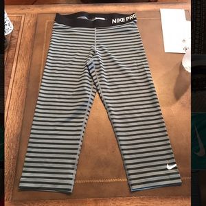 Nike Women's Capri pants Size: Large