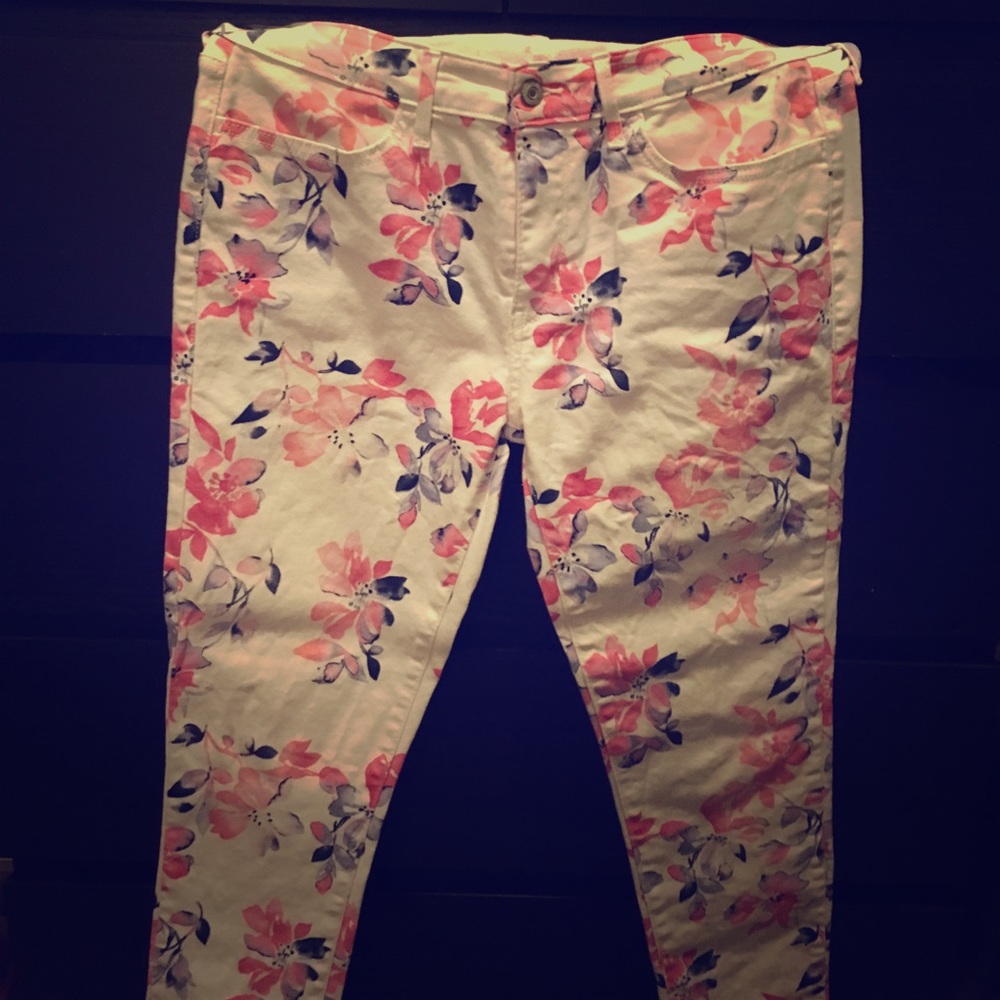 Levi's white/floral jeans