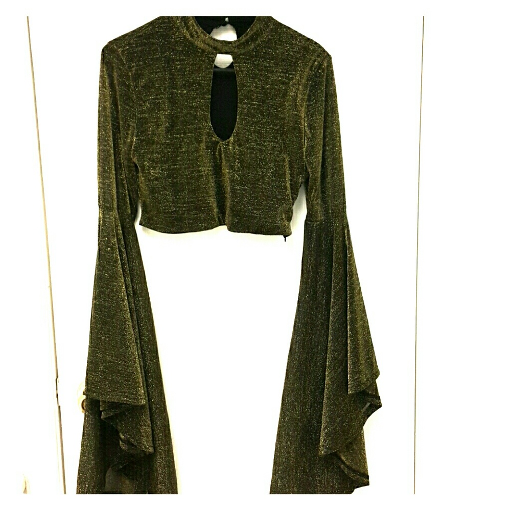 Crop top with bell-sleeve