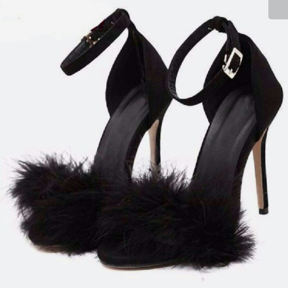 ⏳CCO ⌛ JustFab Fluffy Feathered Sandal. Size 6