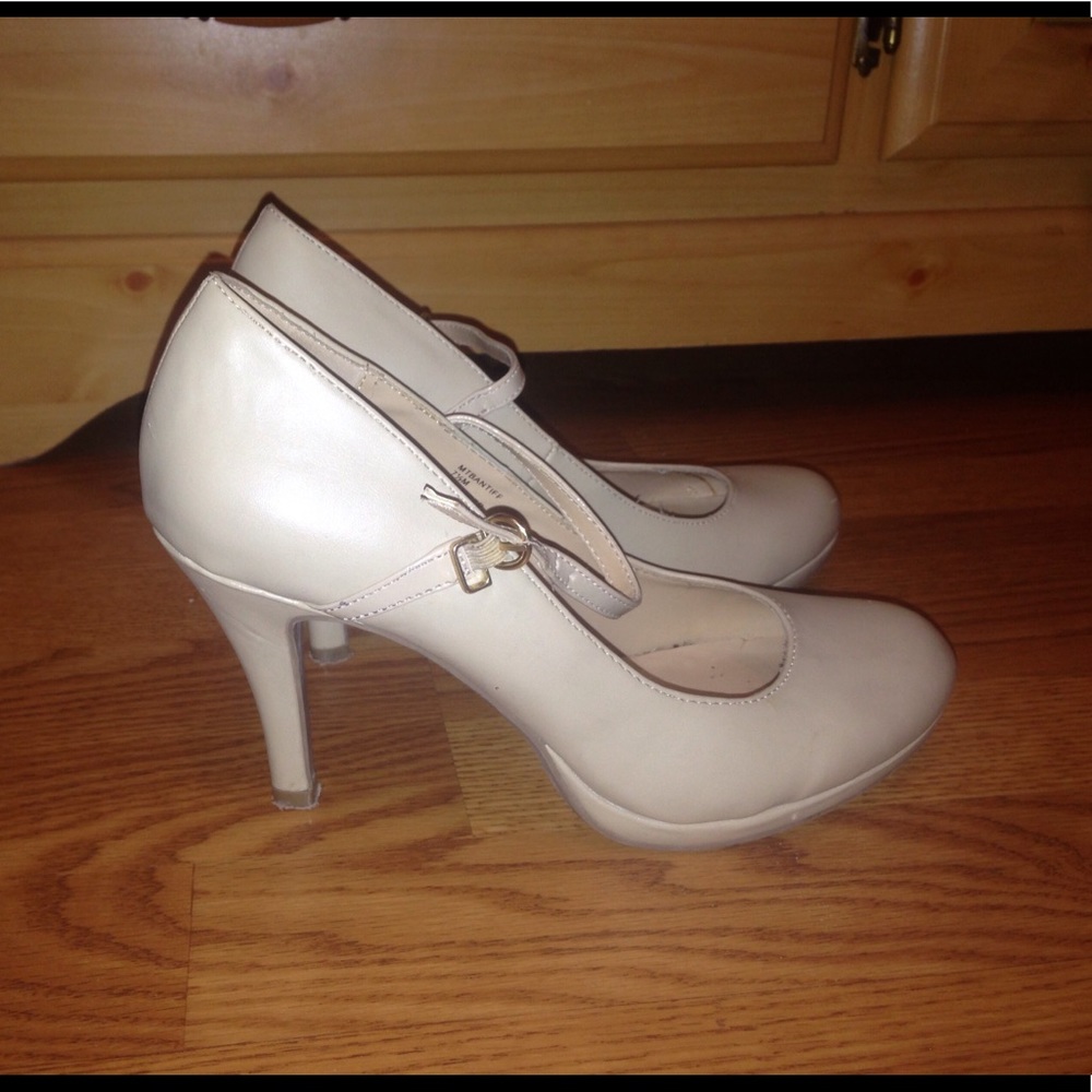 7 1/2 nude cream heels with a strap