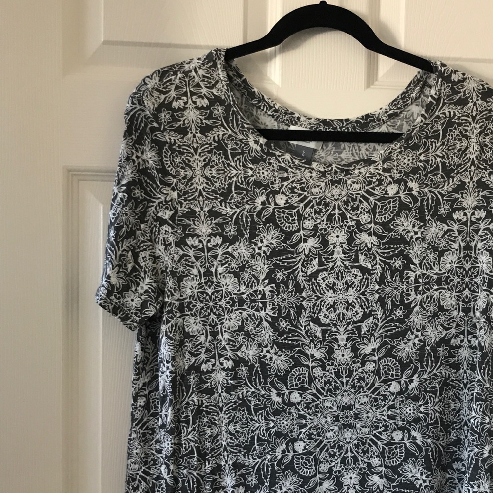 Grey & white pattern t-shirt