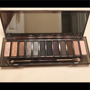 Urban Decay- Naked Smoky Eyeshadow ❤️