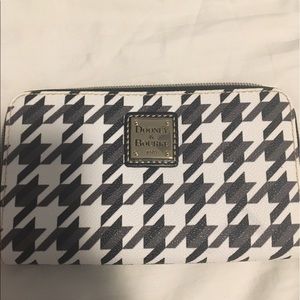 Dooney and Bourke zipround Wristlet - new!