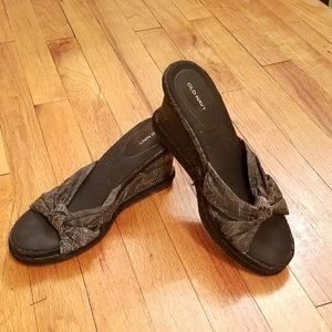 Old Navy Sandals in black and paisley