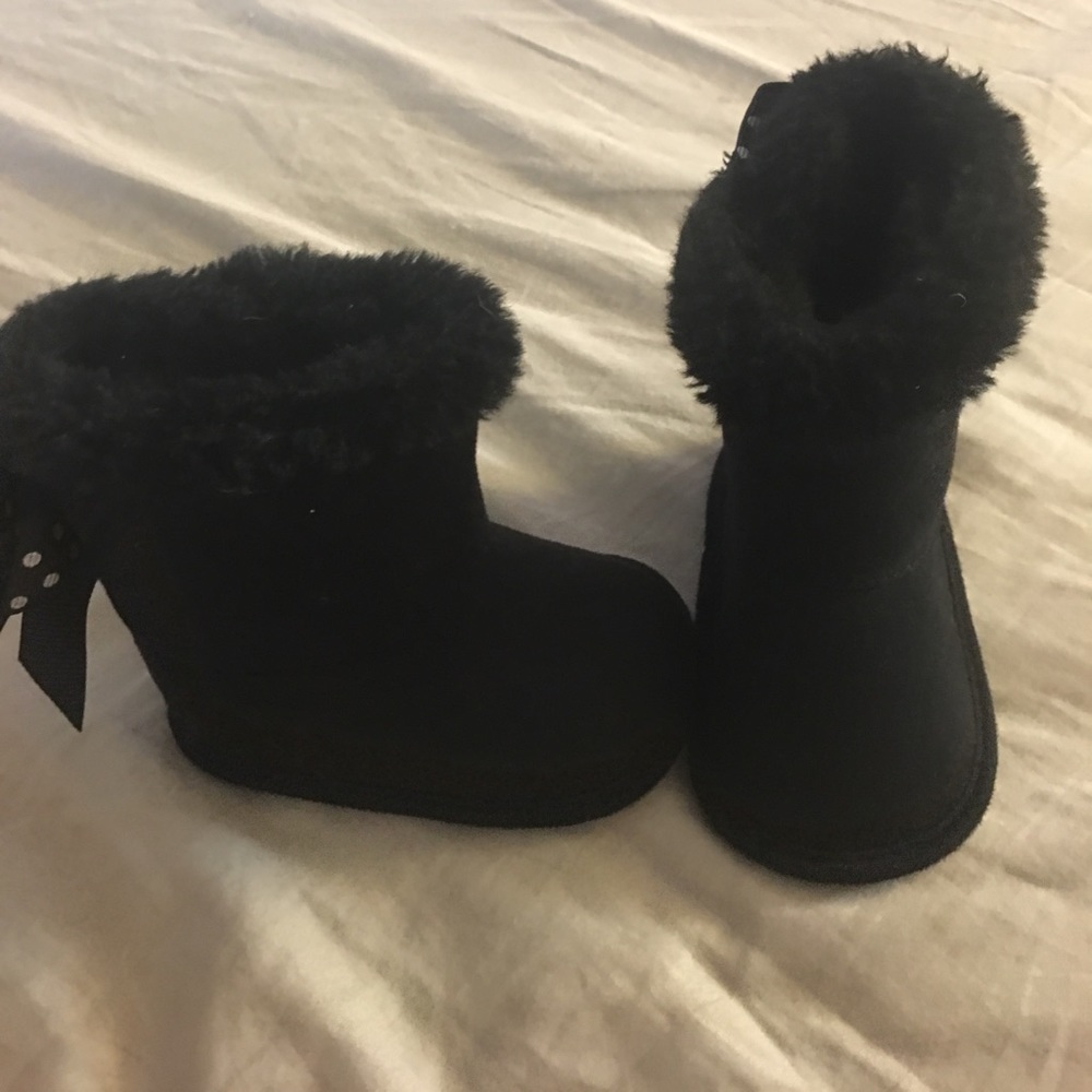 Infant black "Ugg" style boots with bows🎀