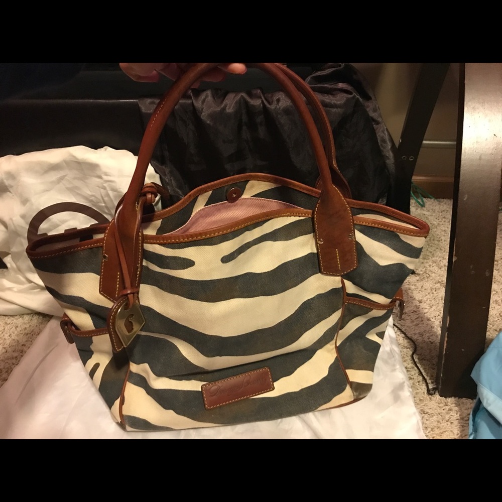 🚫SOLD!!!Authentic Dooney & Burke large bag.