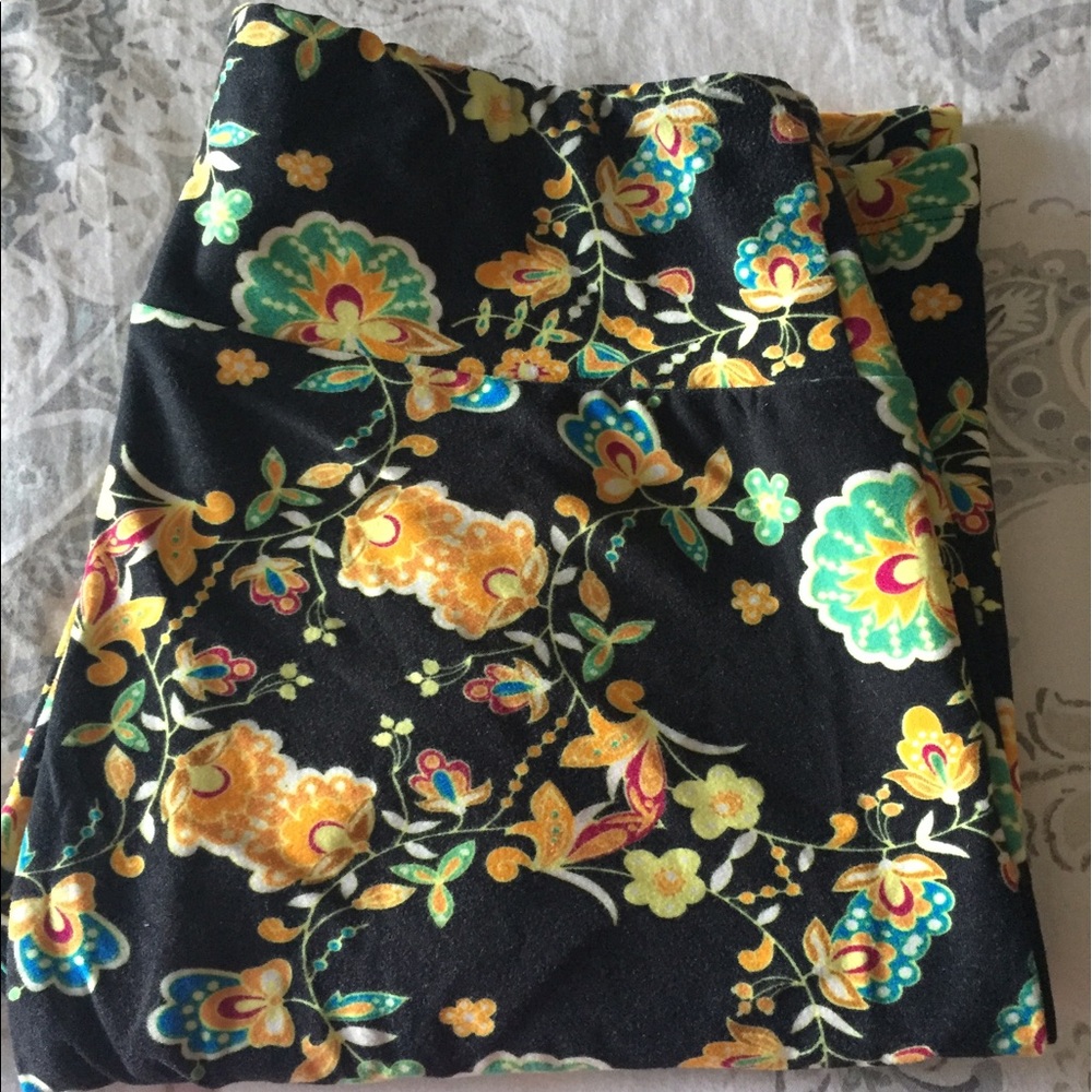One size LulaRoe leggings.