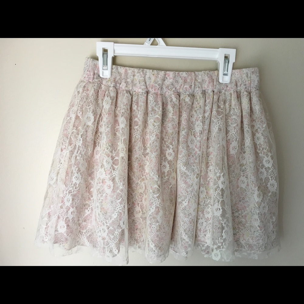 Multi layer skirt. Lace/floral