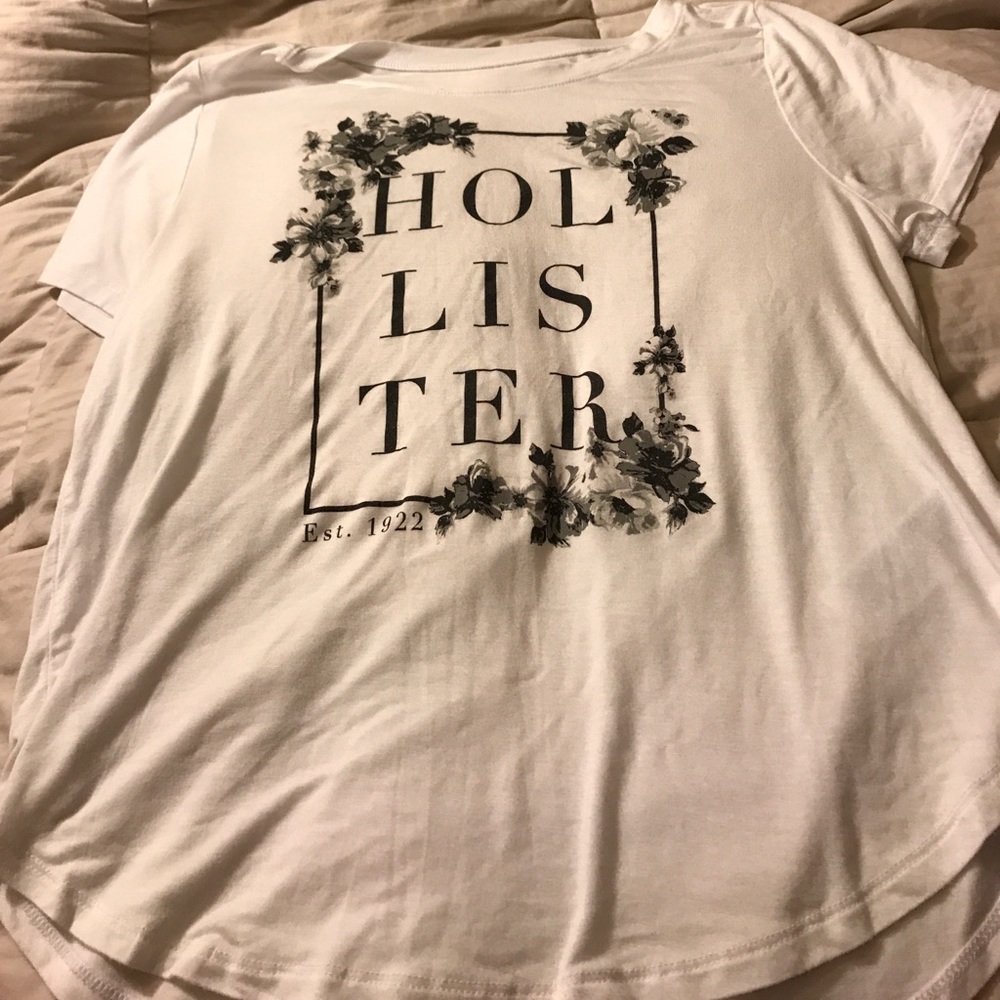 Black and white Hollister tee