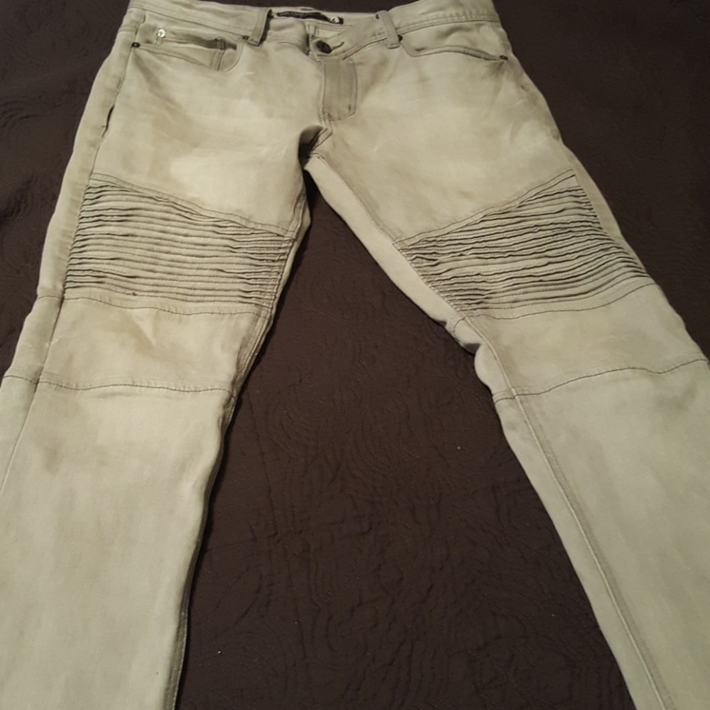 Young Men skinny jeans
