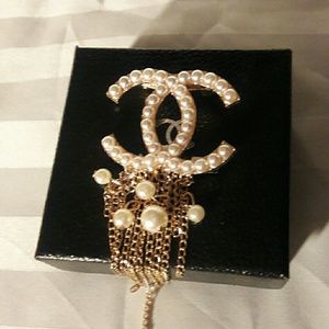 CHANEL PEARL BROOCH WITH PEARLS