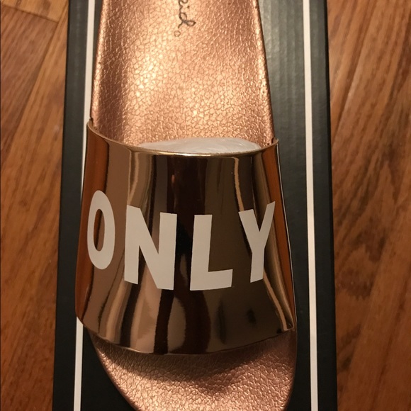 Shoes/Flip Flops/Beach Slides - Picture 2 of 3