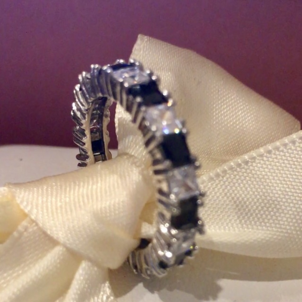 Stunning Black & Clear CZ Ring / Size 7