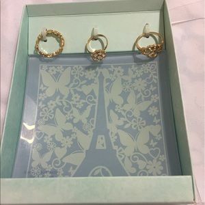 Decree rings with ring tray