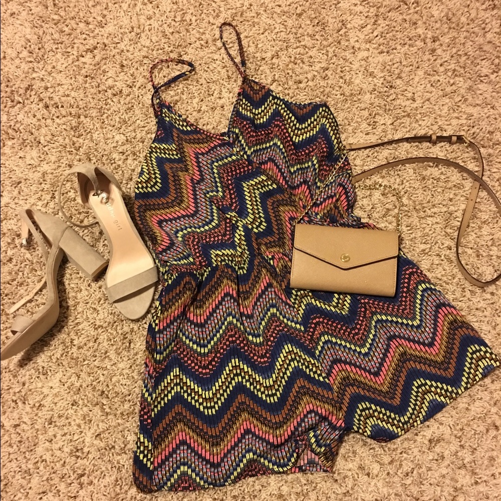Printed romper . V neck front