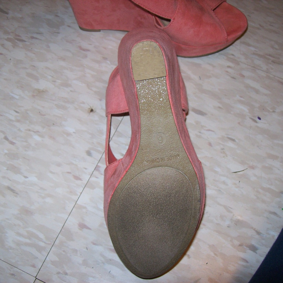 Pink suede wedges - Picture 3 of 4