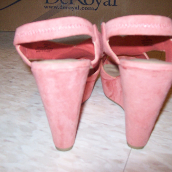 Pink suede wedges - Picture 4 of 4