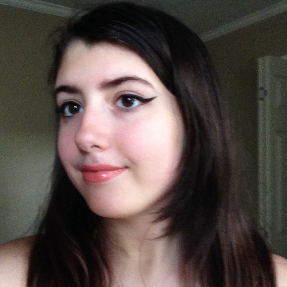 Meet your Posher, Nicole - Picture 4 of 4