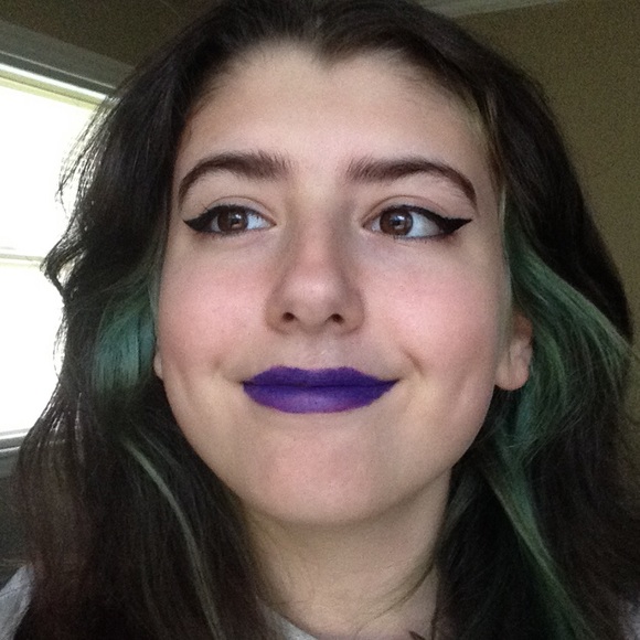 Meet your Posher, Nicole - Picture 2 of 4