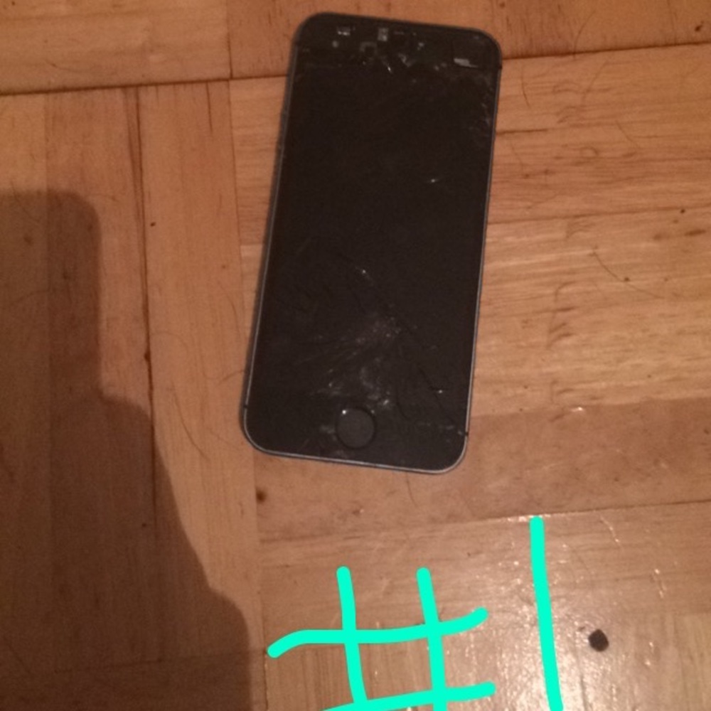 iPhone 5s screen broken $30 for both or $20 for 1