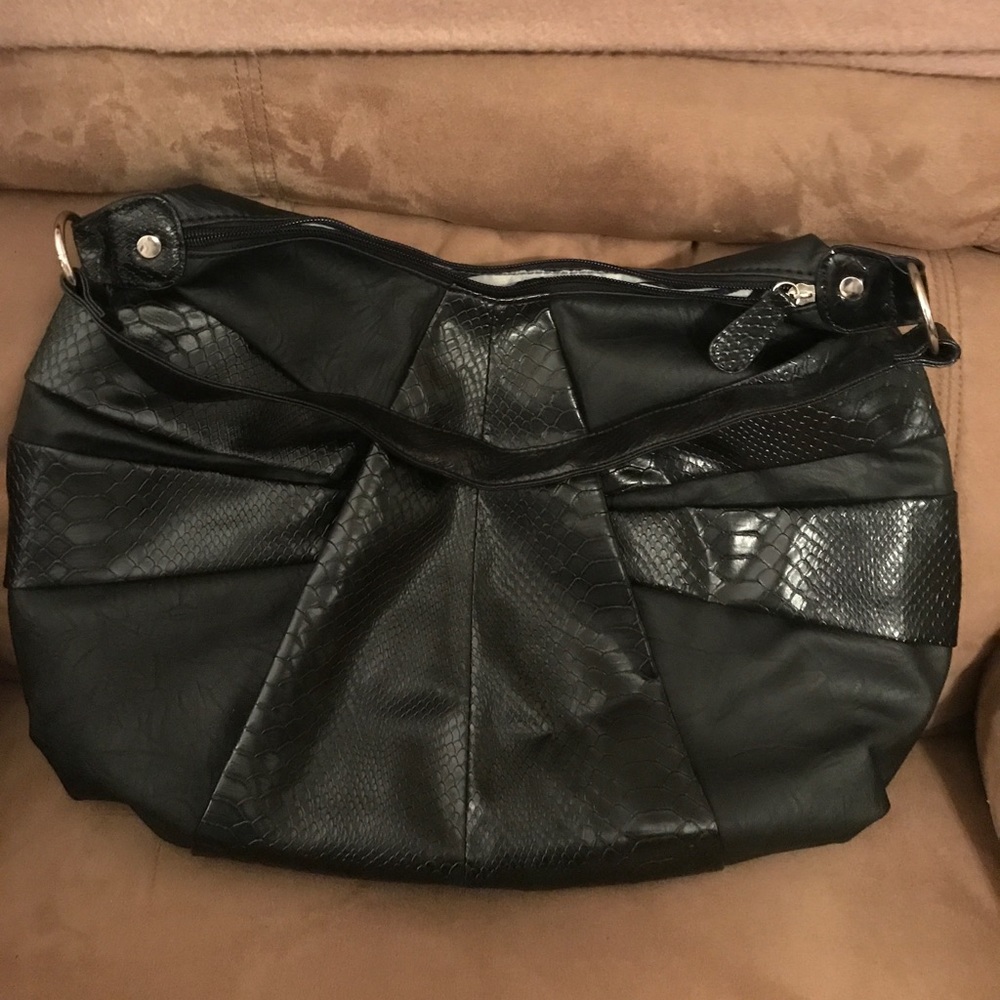 Vintage faux leather shoulder bag!