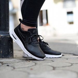 Nike Black Leather Air Max Theas