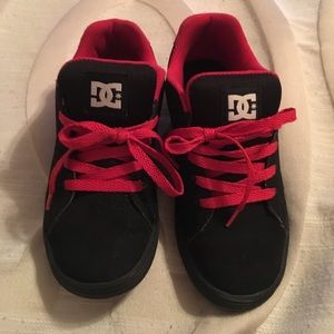 🔴⚫️RED AND BLACK BOYS D.C. SHOES