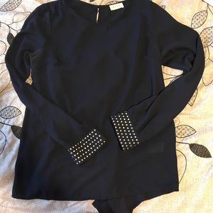 Blouse with slits in sleeve