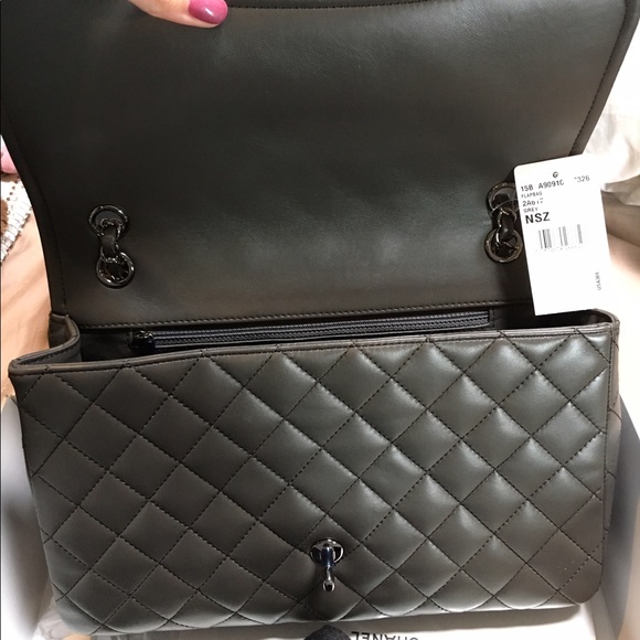 Chanel Flap bag. Used 3-4 times - Picture 5 of 8