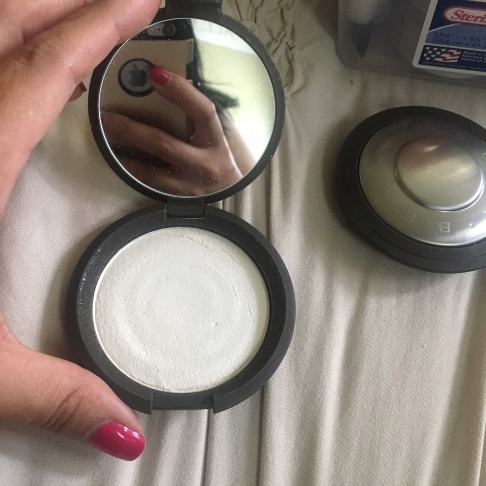 BECCA shimmering pressed powder Highlighter