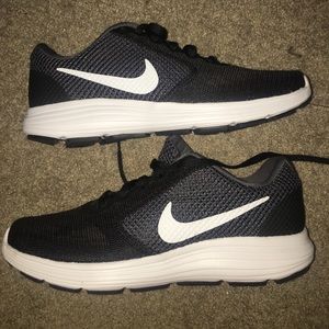 BRAND NEW black and white nike sneakers