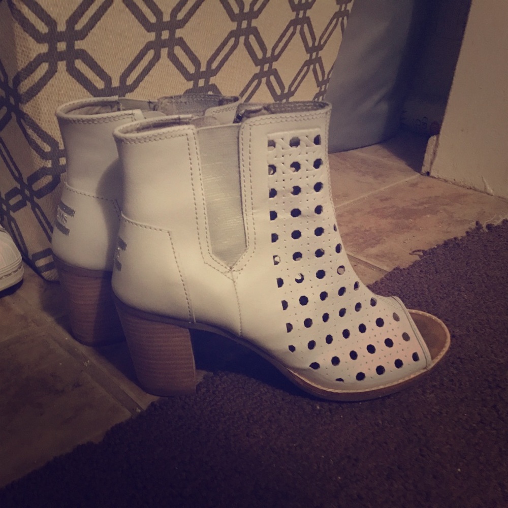 Peep toe Toms