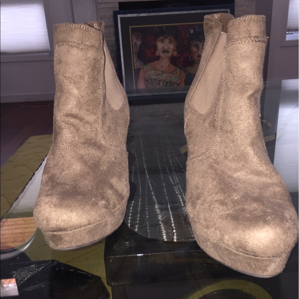 Soft brown boot wedges