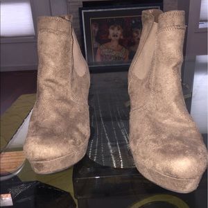 Soft brown boot wedges