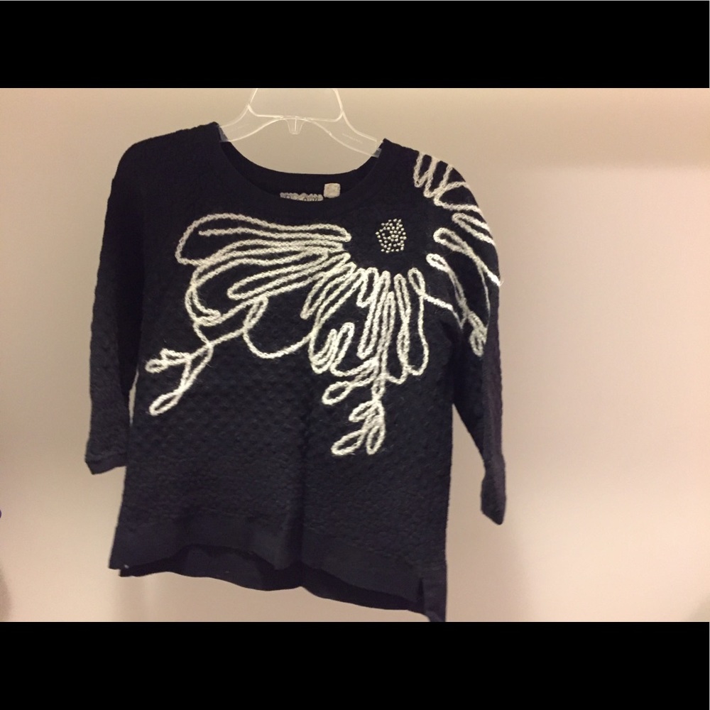 Black quarter sleeve sweater.