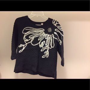 Black quarter sleeve sweater.