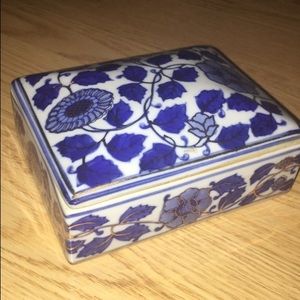 Small porcelain box