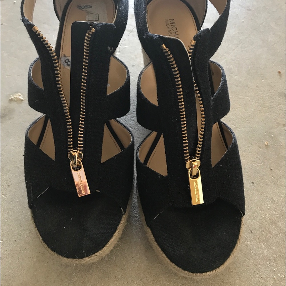 T-strap zipper wedges