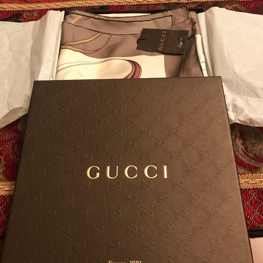 ❤️SOLD❤️Gucci silk scarf