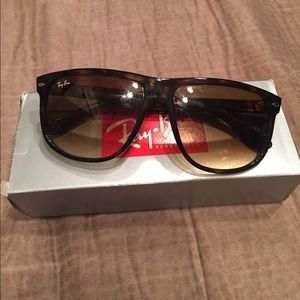 Classic Ray Ban boyfriend style turtle sunglasses