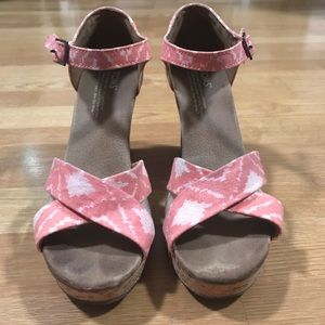 TOMS Clarissa cork wedge w/ coral straps, size 8.5