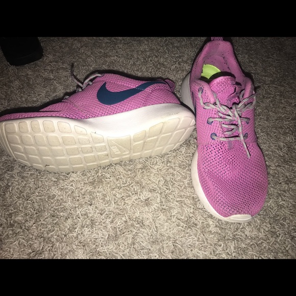 Nike Rosche Runs - Picture 2 of 3