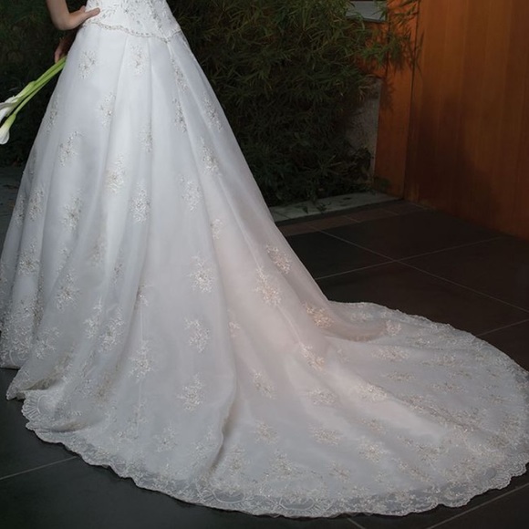Wedding dress - Picture 2 of 4