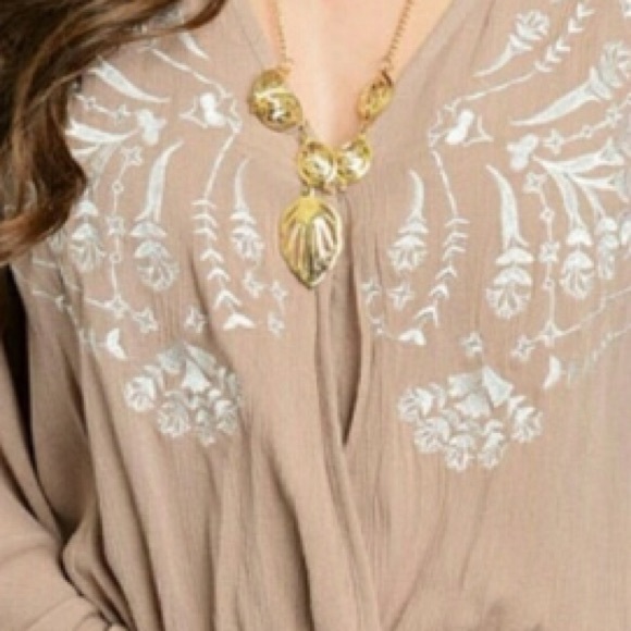 Cold shoulder embroidered top - Picture 4 of 4