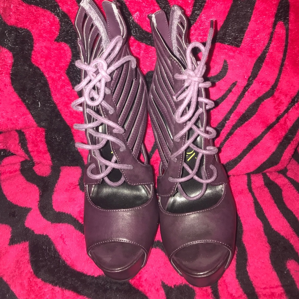 High Heels - Picture 3 of 3