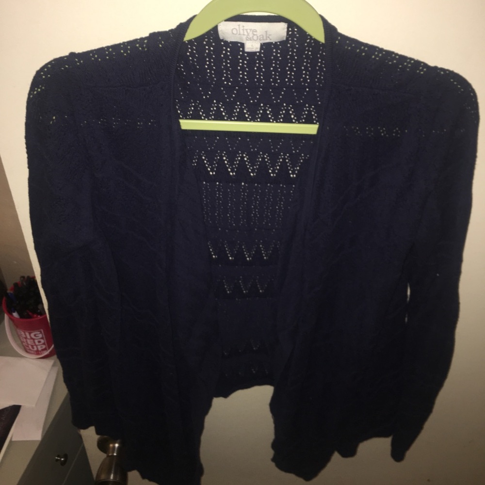 Super cute sweater to add to any outfit!!