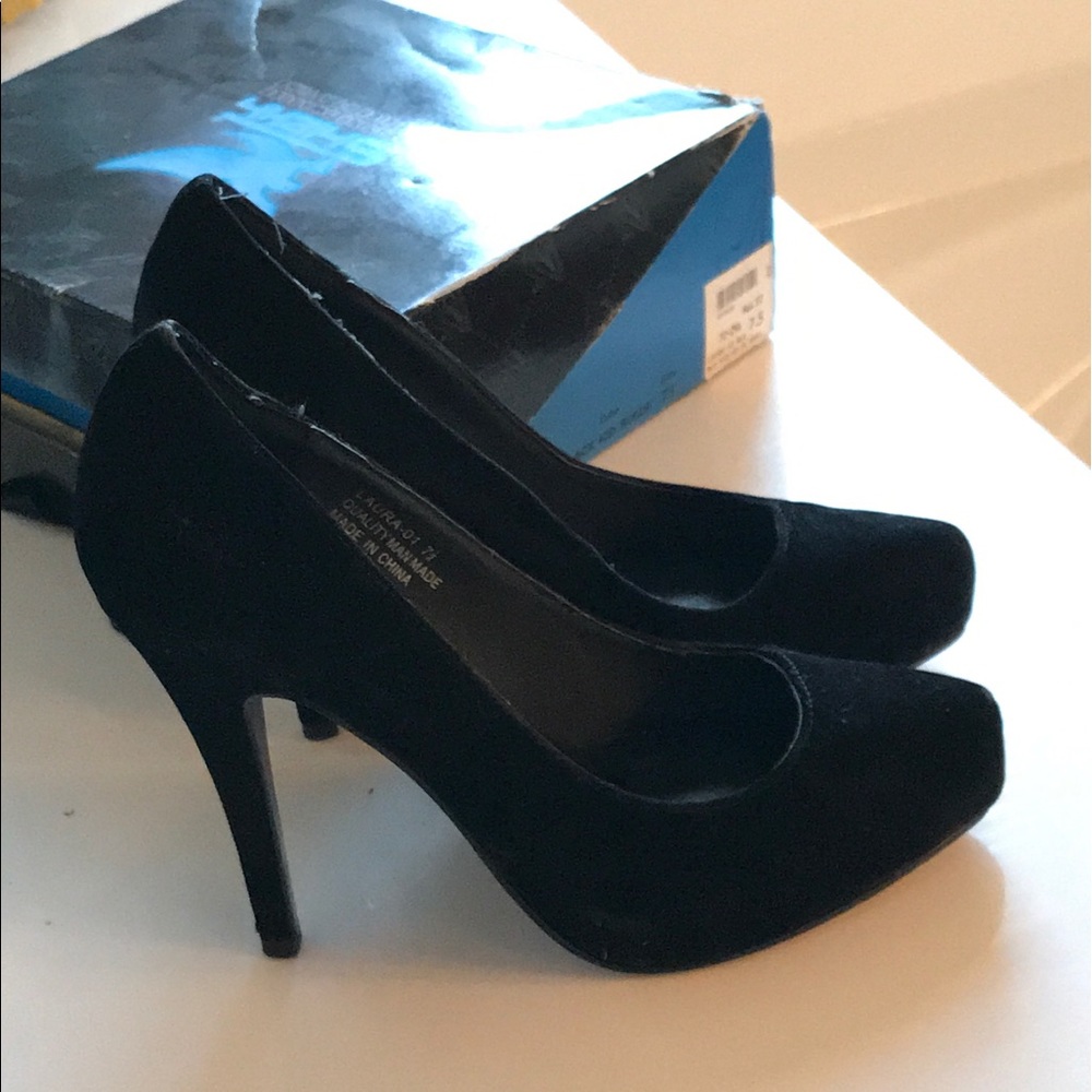 Black pumps