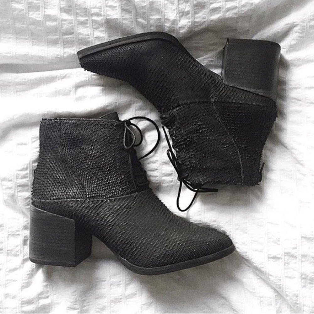 NIB Black Pointy Toe Lace Up Scaled Leather Boots - Picture 7 of 8